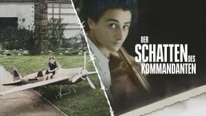Filmposter der Dokumentation 'Der Schatten des Kommandanten': Links ein historisches Foto eines Jungen, der auf einem Spielzeugflugzeug in einem Garten sitzt, im Hintergrund ein Haus. Rechts eine Frau mit einem Musikinstrument, begleitet vom Filmtitel in weißer Schrift