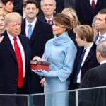Donald Trump bei seiner ersten Amtseinführung 2017: Er legt den Amtseid auf zwei Bibeln ab, die von seiner Frau Melania gehalten werden. Umgeben von Familie und Politikern steht er vor Richter John Roberts, der den Schwur leitet.