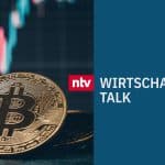 Bitcoin-Münze vor einem digitalen Börsen-Chart, begleitet vom ntv-Logo und der Aufschrift 'Wirtschafts-Talk'.