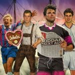 Illustration von vier ehemaligen FC-Bayern-Spielern aus den 90er-Jahren: Mario Basler mit einem Lebkuchenherz, ein Spieler in Lederhose, Lothar Matthäus mit einer Zeitung mit der Schlagzeile 'Matthäus packt aus' und ein weiterer Spieler im Trikot, vor einer ikonischen Stadionkulisse und buntem Hintergrund, der die wilde Ära des 'FC Hollywood' symbolisiert.