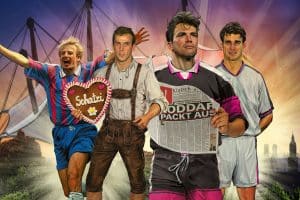 Illustration von vier ehemaligen FC-Bayern-Spielern aus den 90er-Jahren: Mario Basler mit einem Lebkuchenherz, ein Spieler in Lederhose, Lothar Matthäus mit einer Zeitung mit der Schlagzeile 'Matthäus packt aus' und ein weiterer Spieler im Trikot, vor einer ikonischen Stadionkulisse und buntem Hintergrund, der die wilde Ära des 'FC Hollywood' symbolisiert.