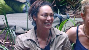 Lilly Becker sitzt lächelnd im Dschungelcamp und spricht über ihr erstes Date mit Boris Becker. Sie erinnert sich an einen romantischen Abend in einer Pizzeria, der mit einem Stirnkuss endete und in eine langjährige Beziehung mündete. Neben ihr sitzt eine Mitstreiterin, während sie offen über ihre Vergangenheit spricht.