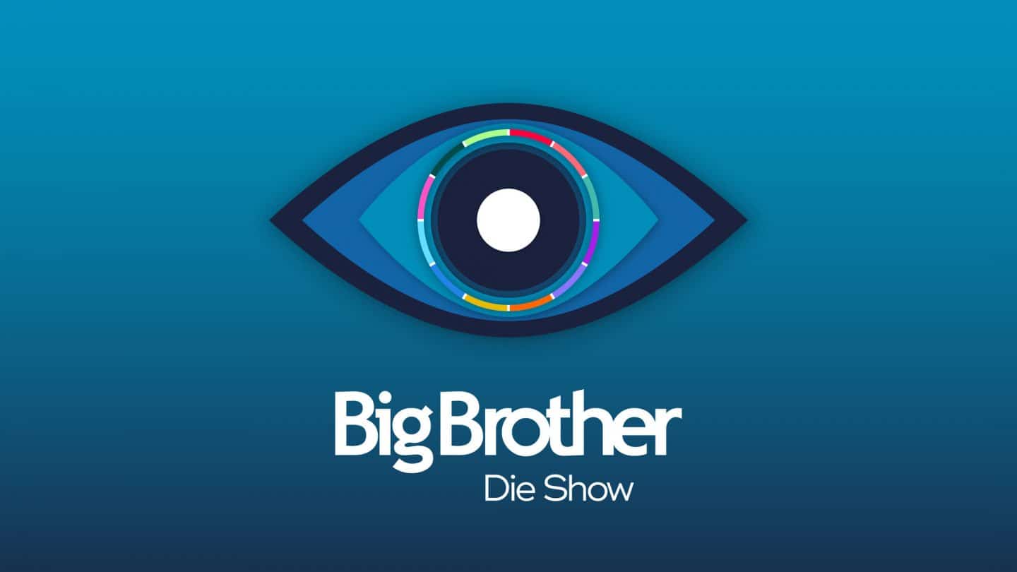 Das offizielle Logo von "Big Brother - Die Show" auf einem blauen Hintergrund. Es zeigt ein stilisiertes Auge mit einem weißen Punkt in der Mitte, umgeben von bunten Kreissegmenten. Unter dem Auge steht der Schriftzug "Big Brother - Die Show" in weißer Schrift.
