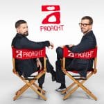 Joko Winterscheidt und Klaas Heufer-Umlauf sitzen in roten Regiestühlen mit der Aufschrift „ProAcht“. Im Hintergrund ist das „ProAcht“-Logo auf einem weißen Studiobildschirm zu sehen.
