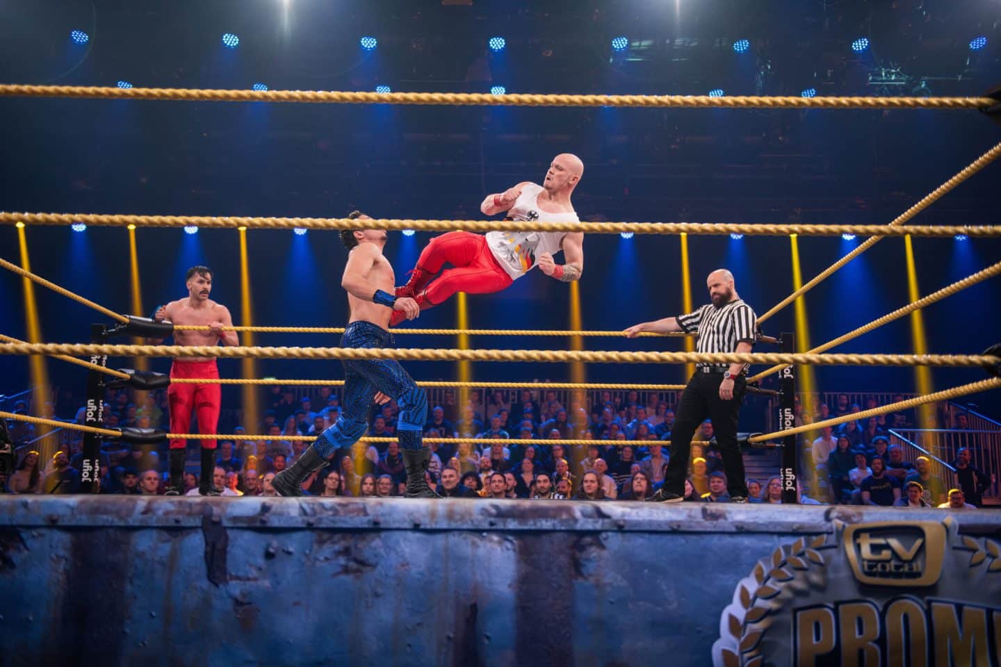 „TV total Promi Wrestling“: Hambüchen kickt Casselly k.o. – AEW-Star Cesaro überrascht alle!