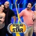 Promobild zu 'Schlag den Star': Links Detlef Soost und Kate Hall in eleganter Kleidung, rechts Eko Fresh in lässigem Hoodie und Sarah Bora in einem rosa Kleid, vor einer Bühnenkulisse mit blauen Lichtern. Im Vordergrund das Logo der Show.