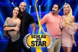 Promobild zu 'Schlag den Star': Links Detlef Soost und Kate Hall in eleganter Kleidung, rechts Eko Fresh in lässigem Hoodie und Sarah Bora in einem rosa Kleid, vor einer Bühnenkulisse mit blauen Lichtern. Im Vordergrund das Logo der Show.