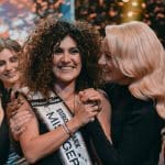 Apameh Schönauer, die Gewinnerin von Miss Germany 2024, wird von Mitfinalistinnen und Moderatorin Lola Weippert umringt und gefeiert. Die Szene zeigt die emotionale Krönung der Siegerin auf der Bühne des Europa-Parks Rust, begleitet von Konfetti und jubelnden Teilnehmerinnen.