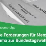 Wahlunterlagen für die Bundestagswahl, darunter ein Stimzettelumschlag, liegen auf einem Tisch. Im unteren Bereich ist ein grüner Balken mit dem Logo der Deutschen Rheuma-Liga und dem Text: "Politische Forderungen für Menschen mit Rheuma zur Bundestagswahl"