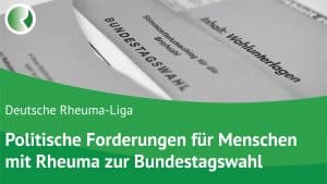 Wahlunterlagen für die Bundestagswahl, darunter ein Stimzettelumschlag, liegen auf einem Tisch. Im unteren Bereich ist ein grüner Balken mit dem Logo der Deutschen Rheuma-Liga und dem Text: "Politische Forderungen für Menschen mit Rheuma zur Bundestagswahl"