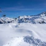 Schneebedeckte Berge in Vorarlberg, Österreich: Eine malerische Winterlandschaft mit Sesselliften und strahlend blauem Himmel – ein beliebtes Ziel für Winterurlauber und Skifahrer