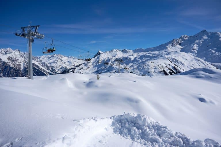Winterurlaub 2025: Jeder Dritte gibt mehr aus – Gen Z führt die Liste an