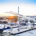 Eine Concorde der Air France, spektakulär auf Stelzen präsentiert, im verschneiten Außenbereich des Technik Museums Sinsheim bei Sonnenaufgang.