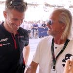 Robert Geiss im Gespräch mit Formel-1-Fahrer Nico Hülkenberg im Fahrerlager von Abu Dhabi, umgeben von einer Menschenmenge. Beide wirken gut gelaunt und tauschen sich aus.
