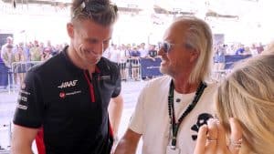 Robert Geiss im Gespräch mit Formel-1-Fahrer Nico Hülkenberg im Fahrerlager von Abu Dhabi, umgeben von einer Menschenmenge. Beide wirken gut gelaunt und tauschen sich aus.