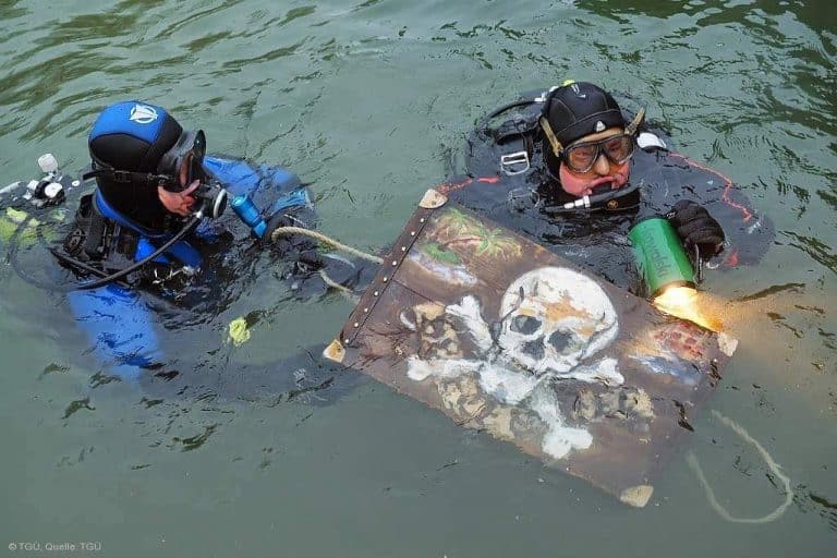 Spektakel am Bodensee: Kressbronner Tauchteam findet Schatzkiste beim Dreikönigstauchen