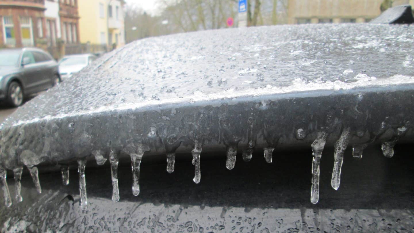 Unwetterwarnung: Spiegelglatte Straßen durch Eisregen! DWD rät: Auto besser stehen lassen!