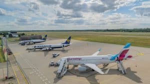 Flugzeuge von Ryanair und Eurowings auf dem Vorfeld des Flughafens Karlsruhe/Baden-Baden (FKB). Der zweitgrößte Verkehrsflughafen Baden-Württembergs verzeichnete 2024 mit über 1,8 Millionen Passagieren ein Rekordjahr.