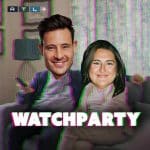 Selfiesandra und Marc Eggers sitzen auf einer Couch und schauen Fernsehen. Das Bild zeigt sie mit einem verzerrten, glitch-artigen Effekt. Marc Eggers hält eine Fernbedienung in der Hand, während Selfiesandra lächelnd daneben sitzt. Der Schriftzug WATCHPARTY ist in großen, weißen Buchstaben mit pink-grünem Rand am unteren Bildrand platziert. Oben links befindet sich das RTL+ Logo.