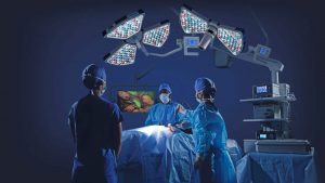 Ein hochmoderner Operationssaal mit chirurgischem Team in blauen OP-Kitteln und Mundschutz. Der Eingriff wird minimalinvasiv mit einem Endoskop durchgeführt, während ein Bildschirm hochauflösende Live-Bilder des Eingriffs zeigt. Die OP-Beleuchtung besteht aus LED-basierten Leuchten mit innovativem Design. Rechts im Bild ist modernste Medizintechnik mit vernetzten Geräten zu sehen.