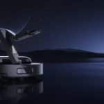 Ein moderner Dreame-Haushaltsroboter mit einem bionischen Mehrgelenkarm wird vor einer futuristischen Kulisse präsentiert. Der Roboter, in elegantem Schwarz gehalten, ist mit hochentwickelten Sensoren ausgestattet und steht vor einer Kulisse mit einem sternenklaren Nachthimmel und ruhigem Wasser. Die Szene symbolisiert Innovation, Präzision und den technologischen Fortschritt von Dreame.