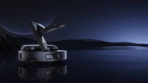 Ein moderner Dreame-Haushaltsroboter mit einem bionischen Mehrgelenkarm wird vor einer futuristischen Kulisse präsentiert. Der Roboter, in elegantem Schwarz gehalten, ist mit hochentwickelten Sensoren ausgestattet und steht vor einer Kulisse mit einem sternenklaren Nachthimmel und ruhigem Wasser. Die Szene symbolisiert Innovation, Präzision und den technologischen Fortschritt von Dreame.