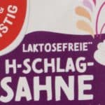 Eine Verpackung der "Gut & Günstig" laktosefreien H-Schlagsahne von Edeka. Die Packung ist hauptsächlich in Weiß und Lila gehalten, mit einem roten "Gut & Günstig"-Logo in der oberen linken Ecke. Sie enthält den Hinweis „laktosefrei“ und eine Angabe von 30 % Fettgehalt. Zudem ist ein grünes Siegel „Ohne Gentechnik“ sichtbar.