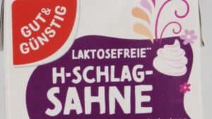 Eine Verpackung der "Gut & Günstig" laktosefreien H-Schlagsahne von Edeka. Die Packung ist hauptsächlich in Weiß und Lila gehalten, mit einem roten "Gut & Günstig"-Logo in der oberen linken Ecke. Sie enthält den Hinweis „laktosefrei“ und eine Angabe von 30 % Fettgehalt. Zudem ist ein grünes Siegel „Ohne Gentechnik“ sichtbar.