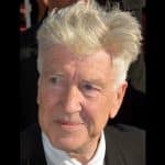 Porträtfoto von David Lynch, dem legendären Regisseur und Schöpfer von „Twin Peaks“, mit seinem charakteristischen grauen Haar und einem nachdenklichen Blick.