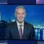 Tony Blair erscheint per Videocall in der ARD-Talkshow maischberger, während im Hintergrund die Londoner Skyline mit Big Ben und dem London Eye zu sehen ist.