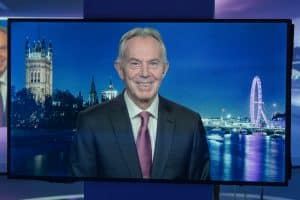 Tony Blair erscheint per Videocall in der ARD-Talkshow maischberger, während im Hintergrund die Londoner Skyline mit Big Ben und dem London Eye zu sehen ist.