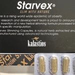 Verpackung des Schlankheitsmittels „Starvex“ mit geöffnetem Karton und einer Blisterpackung, die teils leere und teils gefüllte Kapseln enthält. Auf der Verpackung stehen Werbeaussagen wie „Slim with Nature“ und Hinweise auf eine angeblich natürliche, pflanzliche Formel.