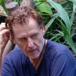 Jörg Dahlmann sitzt im Dschungelcamp und spricht mit seinem Mitcamper Maurice Dziwak über seine familiäre Krebsdiagnose. Er berichtet, dass sein Vater, sein Großvater und sein Onkel an Darmkrebs gestorben sind – und dass er selbst 2005 an Darmkrebs erkrankte.