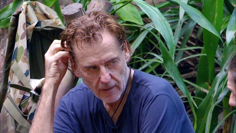 Jörg Dahlmann sitzt im Dschungelcamp und spricht mit seinem Mitcamper Maurice Dziwak über seine familiäre Krebsdiagnose. Er berichtet, dass sein Vater, sein Großvater und sein Onkel an Darmkrebs gestorben sind – und dass er selbst 2005 an Darmkrebs erkrankte.