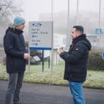 Ahmet Cözmez (r.) ist Ford-Mitarbeiter in 3. Generation. Nach der Ankündigung von Ford, am Standort Köln fast 3000 Stellen abzubauen, sorgt er sich um seine Zukunft.