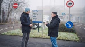 Ahmet Cözmez (r.) ist Ford-Mitarbeiter in 3. Generation. Nach der Ankündigung von Ford, am Standort Köln fast 3000 Stellen abzubauen, sorgt er sich um seine Zukunft.