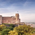Schloss Heidelberg thront an der Nordflanke des Königstuhls über der Stadt Heidelberg.