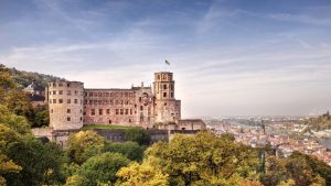 Schloss Heidelberg thront an der Nordflanke des Königstuhls über der Stadt Heidelberg.