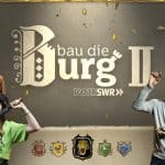 Offizielles Artwork zur zweiten Staffel von 'Bau die Burg' vom SWR. Der Titel ist in mittelalterlicher Schrift gehalten. Verschiedene Personen posieren in mittelalterlich angehauchten Outfits oder mit symbolischen Gegenständen. Unten sind Wappen verschiedener Teams zu sehen. Eine Frau ist in einen Leuchtturm montiert und bläst eine Trompete. Der Gesamteindruck ist verspielt und an ein Fantasy- oder Mittelaltersetting angelehnt.