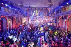 Zum 70. Mal nimmt das Mainzer Narrenschiff im TV volle Fahrt auf: Die Aktiven der Mainzer Vereine MCV und MCC, GCV und KCK, unter Vorsitz von Sitzungsprsident Andreas Schmitt, präsentieren im Kurfürstlichen Schloss zu Mainz einen Abend voller fastnachtlicher Höhepunkte.