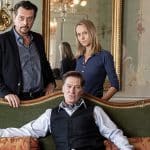 Chefinspektor Sascha Bergmann (Hary Prinz, li.) und seine Kollegin Anni Sulmtaler (Anna Unterberger, re.) befragen Otto von Glanzberg (Tobias Moretti, Mitte).