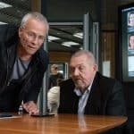 ARD/WDR TATORT: HUBERTYS RACHE, Regie: Marcus Weiler, Buch: Eva Zahn und Volker A. Zahn, am Sonntag (30.06.24) um 20:15 Uhr im ERSTEN. Daniel Huberty (Stephan Kampwirth, Bildschirm rechts) hat ein Ausflugsschiff gekapert - per Telefon gibt er den Kommissaren Max Ballauf (Klaus J. Behrendt, l) und Freddy Schenk (Dietmar Bär, r) im Präsidium seine Forderungen durch.