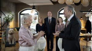 Hochzeit in der Kanzlei: Marion von Brede (Marie Anne Fliegel, v.l.) und Heiko Welting (Gerhard Garbers, v.r.) heiraten. Isabel von Brede (Sabine Postel, h.l.), Markus Gellert (Herbert Knaup, h.M.) und Charlie Runge (Mathilde Bundschuh, h.r.) sind bewegt.