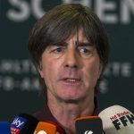 Joachim Löw, ehemaliger Bundestrainer der deutschen Fußballnationalmannschaft, spricht bei einer Pressekonferenz in ein Mikrofon-Meer verschiedener Medienvertreter.