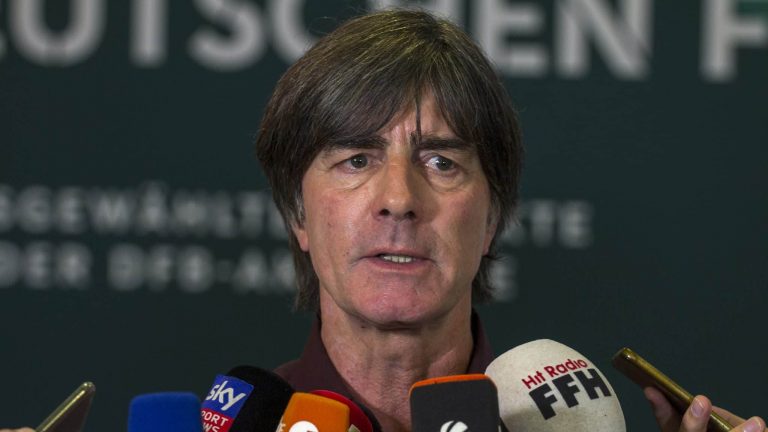 Joachim Löw, ehemaliger Bundestrainer der deutschen Fußballnationalmannschaft, spricht bei einer Pressekonferenz in ein Mikrofon-Meer verschiedener Medienvertreter.
