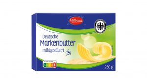 Verpackung der Milbona Deutsche Markenbutter (mildgesäuert, 250 g). Die Verpackung ist überwiegend blau und grün gestaltet, mit dem Milbona-Logo in Rot oben rechts. Ein Siegel mit dem Bundesadler weist auf geprüfte Markenqualität hin. Im Vordergrund sind dekorativ gerollte Butterflocken auf einer Brotscheibe abgebildet. Der Nutri-Score ist mit E gekennzeichnet.