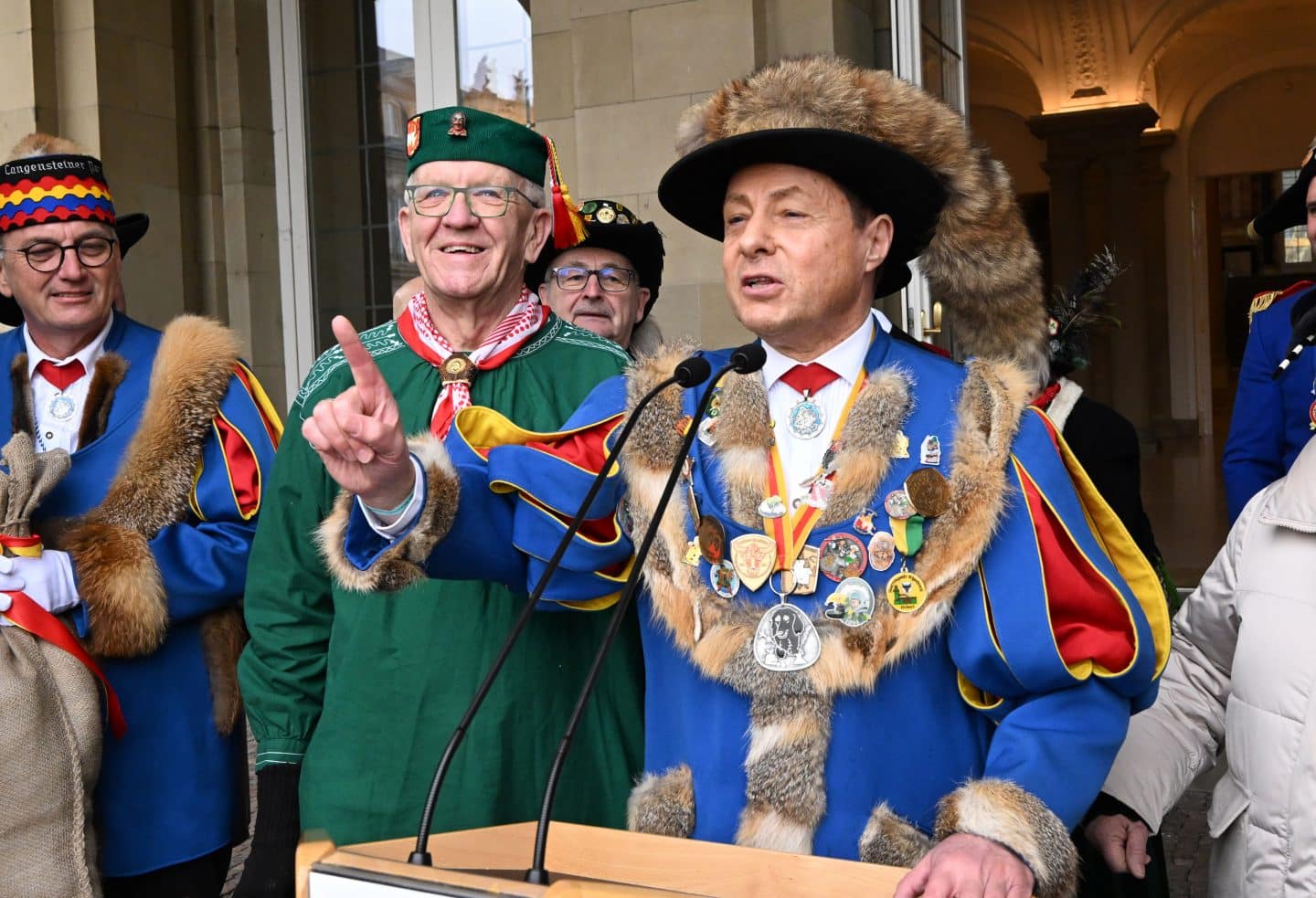 Närrischer Empfang im Neuen Schloss: Landesvater Winfried Kretschmann feiert mit 220 Narren 1 Närrischer Empfang im Neuen Schloss: Landesvater Winfried Kretschmann feiert mit 220 Narren 250226 Naerrischer Staatsempfang FRK 5021