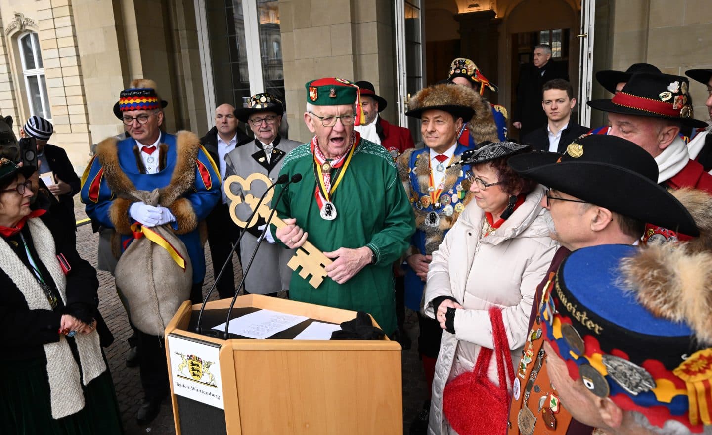 Närrischer Empfang im Neuen Schloss: Landesvater Winfried Kretschmann feiert mit 220 Narren