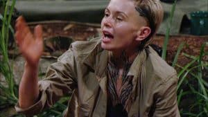 Eine aufgebrachte Edith Stehfest sitzt im Dschungelcamp und gestikuliert heftig während eines Streits. Ihr Gesicht wirkt angespannt, sie scheint in einer hitzigen Diskussion zu sein. Die Umgebung deutet auf das Camp-Lager hin, mit Pflanzen und typischer Dschungelkulisse im Hintergrund