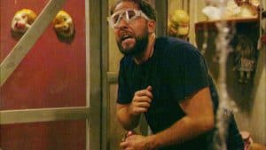 Maurice Dziwak in der Dschungelprüfung „Einkaufs-Strafe“. Mit Schutzbrille ausgestattet, stellt er sich einer Shoppingtour der besonderen Art. In verschiedenen Geschäften muss er nach Sternen suchen – zwischen unberechenbaren tierischen Überraschungen und ekelerregenden Herausforderungen.